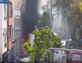 Imagem ilustrativa da imagem Galeria de lojas pega fogo na Zona Sul do Rio; vídeo