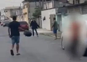 Imagem ilustrativa da imagem Gari é assassinada a facadas pelo ex no meio da rua; vídeo é forte