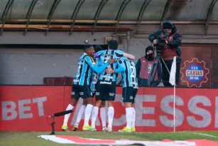 Imagem ilustrativa da imagem Grêmio derrota o Fluminense, que se afunda na lanterna