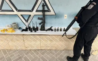 Imagem ilustrativa da imagem Grupo é preso com granadas, armas e drogas na Baixada Fluminense