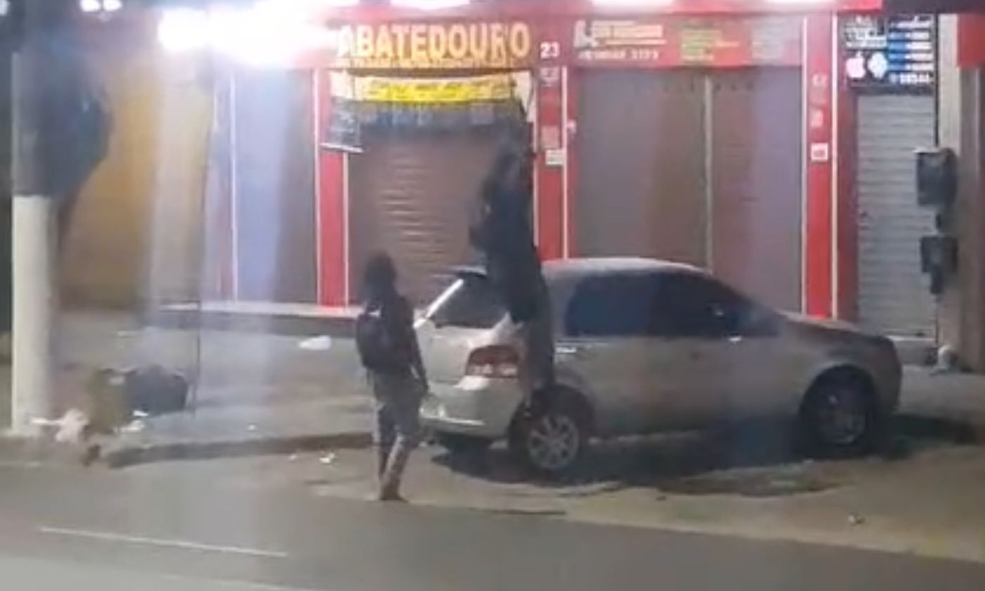 Imagem ilustrativa da imagem Homem pendurado em rede elétrica para furtar cabo em Niterói; vídeo