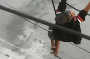 Imagem ilustrativa da imagem Homem se pendura em fiação elétrica para furtar cabo no Rio