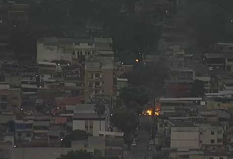 Imagem ilustrativa da imagem Idoso é baleado durante operação em complexos de favelas no Rio
