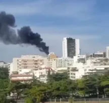 Imagem ilustrativa da imagem Incêndio atinge prédio comercial na Zona Sul do Rio; vídeo