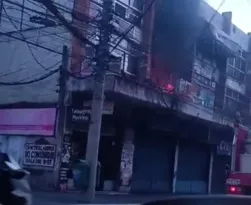 Imagem ilustrativa da imagem Incêndio atinge segundo andar de prédio em São Gonçalo; vídeo