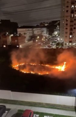 Imagem ilustrativa da imagem Incêndio atinge terreno na Zona Norte do Rio e assusta moradores