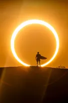 Imagem ilustrativa da imagem Ítalo Ferreira tira onda em ensaio de fotos durante eclipse do Sol