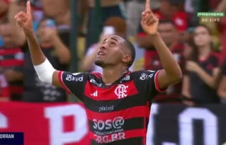 Imagem ilustrativa da imagem Joia da base brilha, e Flamengo vence o Corinthians no Maracanã