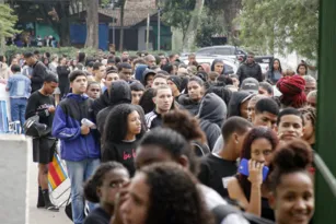 Imagem ilustrativa da imagem Jovens 'madrugam' na fila para vagas de cursos gratuitos em Niterói