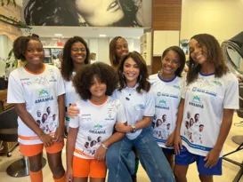 Imagem ilustrativa da imagem Juliana Paes tem tarde de beleza com jovens em Niterói