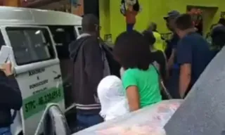 Imagem ilustrativa da imagem Kombi desgovernada invade loja e deixa feridos, no Rio