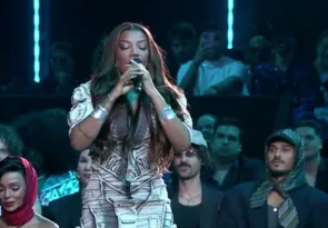 Imagem ilustrativa da imagem Ludmilla repete Hino Nacional e diverte plateia no Prêmio Multishow