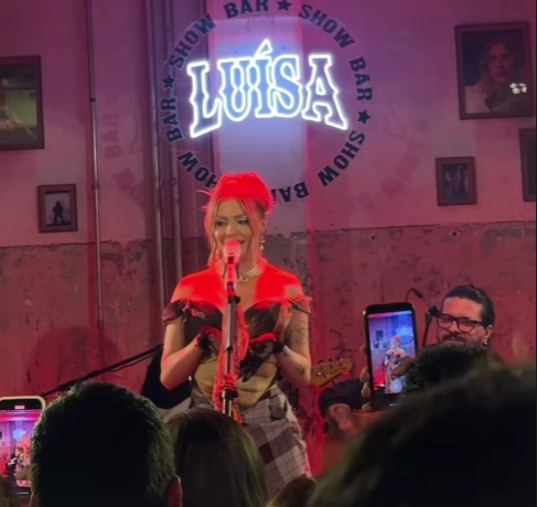 Imagem ilustrativa da imagem Luísa Sonza vira cantora de bar em festa badalada de 26 anos