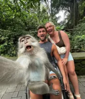 Imagem ilustrativa da imagem Macaco faz selfie com casal e foto viraliza: 'Viagem da nossa vida'