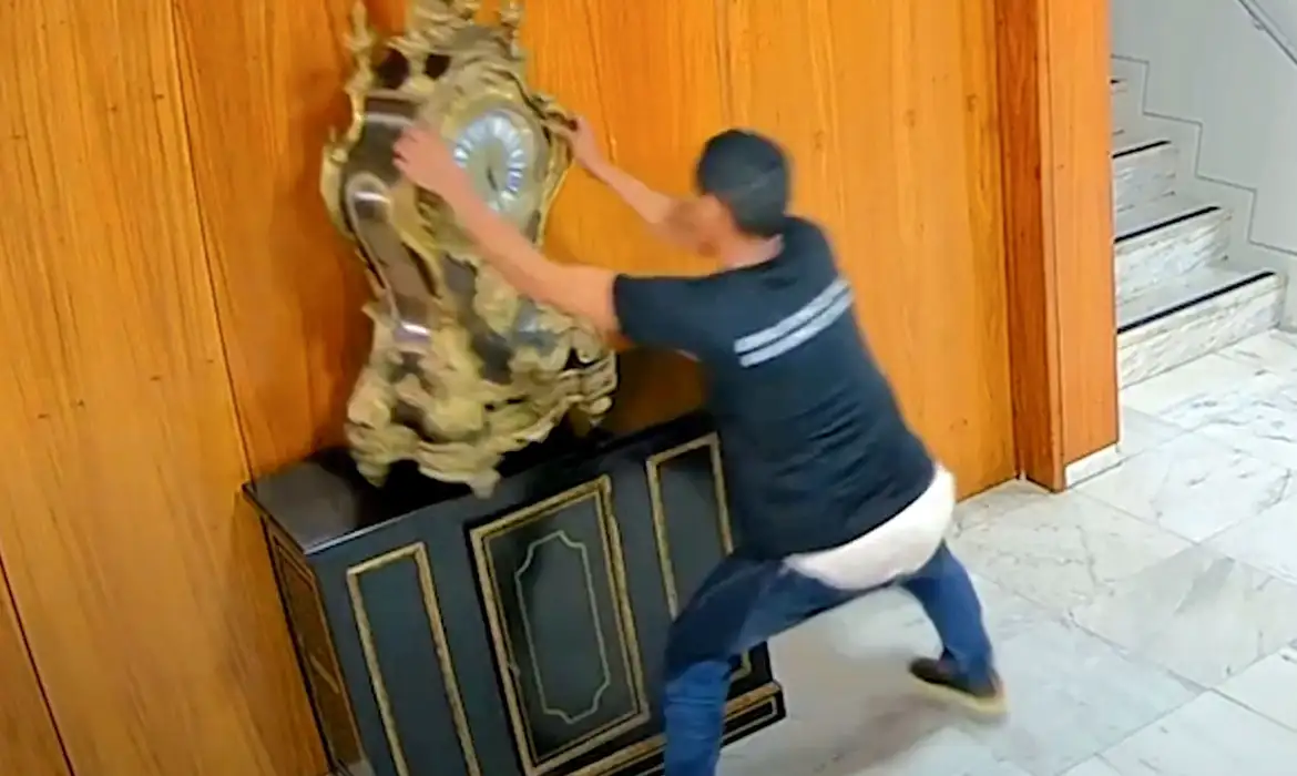 Imagem ilustrativa da imagem Mantida prisão de réu que quebrou relógio histórico no Planalto