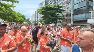 Imagem ilustrativa da imagem Marchinhas e sambas enredos tomam orla de praia em Niterói