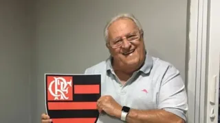 Imagem ilustrativa da imagem 'Morreu feliz com o Flamengo', diz filha de Apolinho em velório