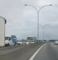 Imagem ilustrativa da imagem Motociclista cai na Baía de Guanabara após acidente