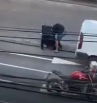 Imagem ilustrativa da imagem Motociclista é assaltado e agredido por criminosos; vídeo
