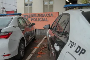 Imagem ilustrativa da imagem Motociclista em fuga da polícia quase causa acidente em Niterói