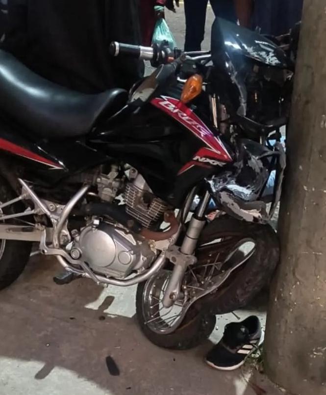 Imagem ilustrativa da imagem Motociclista morre ao bater contra poste em São Gonçalo