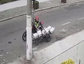 Imagem ilustrativa da imagem Motoqueiro é flagrado furtando botijão de gás em Niterói; vídeo