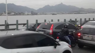 Imagem ilustrativa da imagem Motorista bate em mureta e complica trânsito na Ponte Rio-Niterói