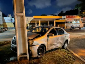 Imagem ilustrativa da imagem Motorista de app perde controle e bate em poste em Niterói; vídeo