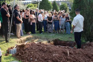 Imagem ilustrativa da imagem Multidão comparece a enterro de médico famoso em Niterói