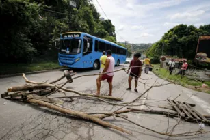 Imagem ilustrativa da imagem No escuro há três dias, moradores bloqueiam trânsito em Niterói
