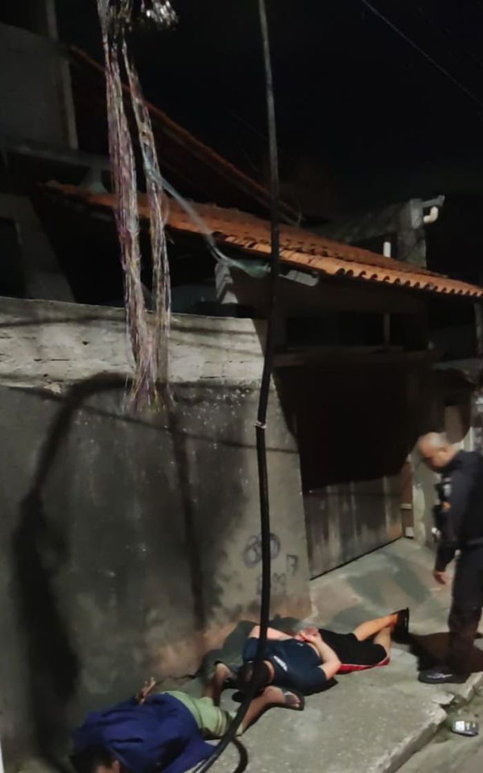 Imagem ilustrativa da imagem Dupla é presa no flagra furtando cabos na Zona Norte de Niterói