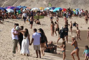 Imagem ilustrativa da imagem Ô, calor! Niterói tem praias lotadas no primeiro domingo de inverno