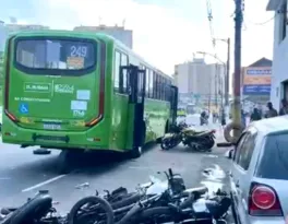 Imagem ilustrativa da imagem Ônibus arrasta motos e mata motociclista no Rio