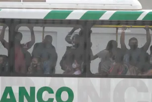 Imagem ilustrativa da imagem Ônibus com fezes gera incômodo no trajeto Niterói x São Gonçalo