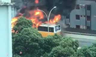 Imagem ilustrativa da imagem Ônibus pega fogo, assusta motoristas e para trânsito no Rio