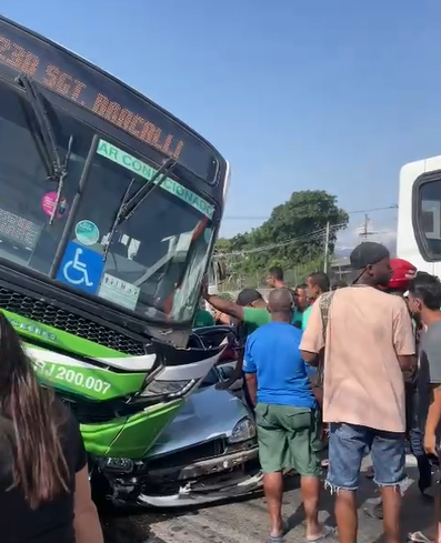Imagem ilustrativa da imagem Carro fica embaixo de ônibus após acidente na Dutra; vídeo