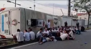 Imagem ilustrativa da imagem Ônibus que tombou no centro do Rio transportava detentos