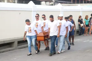 Imagem ilustrativa da imagem Pais não conseguem ir a enterro da vítima de acidente em Niterói