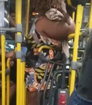 Imagem ilustrativa da imagem Passageira fica presa por duas horas na roleta de ônibus