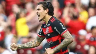 Imagem ilustrativa da imagem Pedro marca de pênalti, Flamengo vence o Flu e dispara na liderança