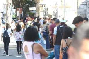 Imagem ilustrativa da imagem Perrengue! Eleitores madrugam para regularizar título em Niterói