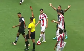 Imagem ilustrativa da imagem Polêmica! Vasco pede que árbitro não apite mais jogos do clube