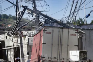 Imagem ilustrativa da imagem Poste cai em cima de caminhão e assusta em Niterói