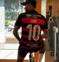 Imagem ilustrativa da imagem Provocação? Neymar veste camisa 10 do Flamengo e marca Gabigol