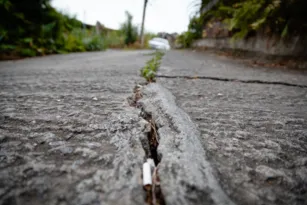 Imagem ilustrativa da imagem Rachaduras em rua acendem alerta entre moradores de São Gonçalo