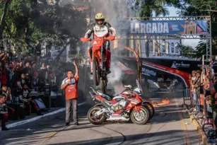 Imagem ilustrativa da imagem Radical! Encontro de motocicletas lota praça em Itaboraí