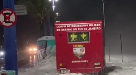 Imagem ilustrativa da imagem Ressaca arrasta até banheiro químico na orla de Itaipuaçu; vídeo