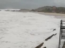 Imagem ilustrativa da imagem Ressaca faz mar encobrir areias de Piratininga, em Niterói; vídeo