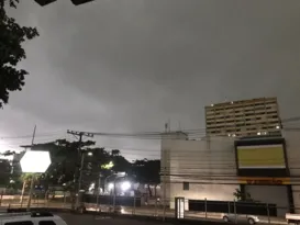 Imagem ilustrativa da imagem Rio vira noite em manhã de fortes chuvas e relâmpagos