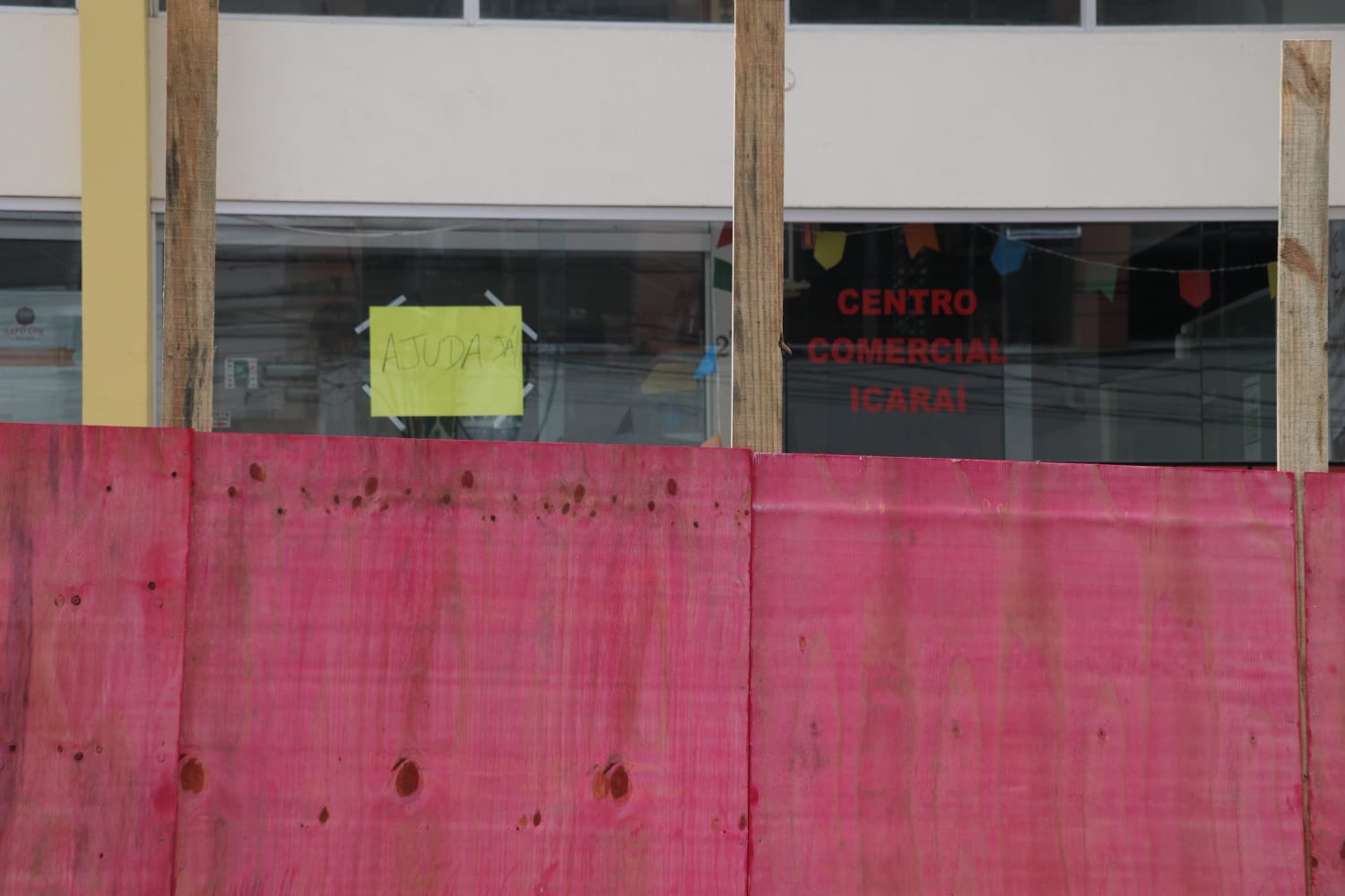Imagem ilustrativa da imagem Lojistas de shopping que desabou em Icaraí pedem socorro